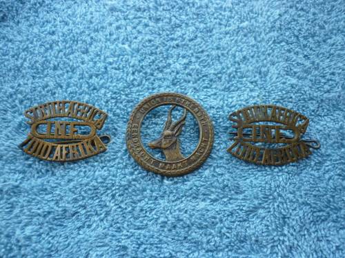 SOUTH AFRICAN INFANTRY - WORLD WAR ONE CAP AND 2 SHOULDER TITLES #SCARCE#