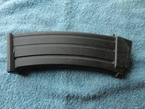 R4 / R5 MAGAZINE - PLASTIC TYPE - GOOD CONDITION