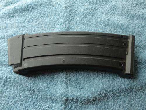 R4 / R5 MAGAZINE - PLASTIC TYPE - GOOD CONDITION