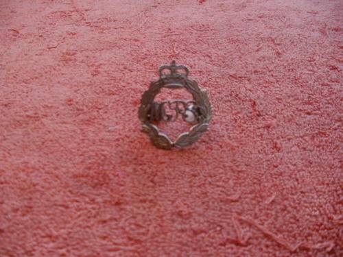 MAURITIUS POLICE WHITE METAL Q/C CAP BADGE