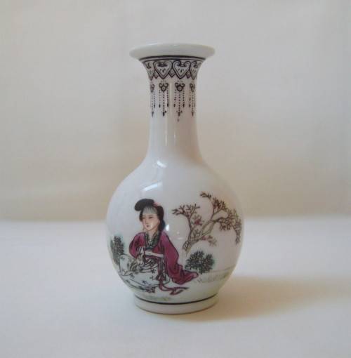 VINTAGE QIANLONG NIAN ZHI 10.5cm VASE c1949-1966