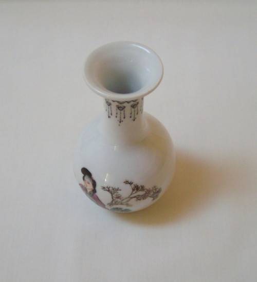 VINTAGE QIANLONG NIAN ZHI 10.5cm VASE c1949-1966