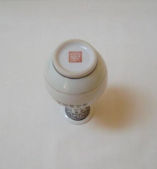 VINTAGE QIANLONG NIAN ZHI 10.5cm VASE c1949-1966
