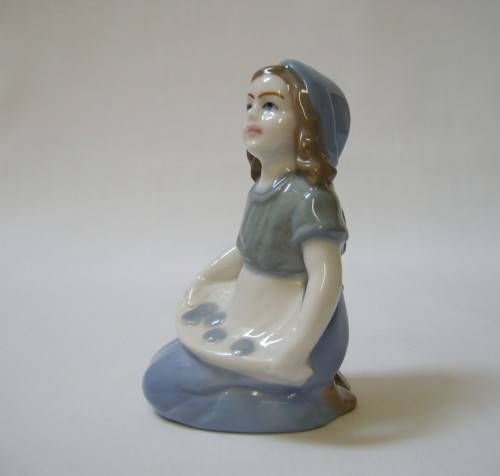 LLADRO-STYLE 8cm GIRL FIGURINE