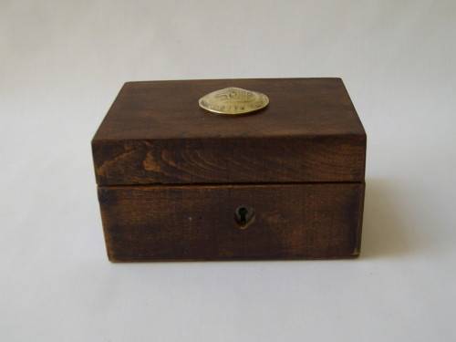 VINTAGE WOODEN SAVINGS MONEY BOX & KEY