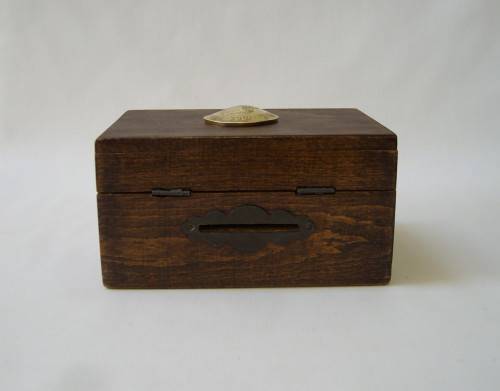VINTAGE WOODEN SAVINGS MONEY BOX & KEY