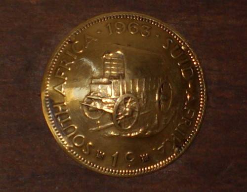 VINTAGE WOODEN SAVINGS MONEY BOX & KEY
