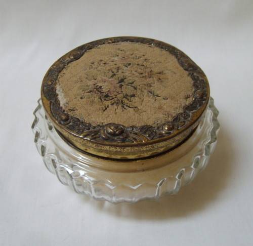 VINTAGE REGENT PRODUCTS GLASS POWDER BOWL & COVER
