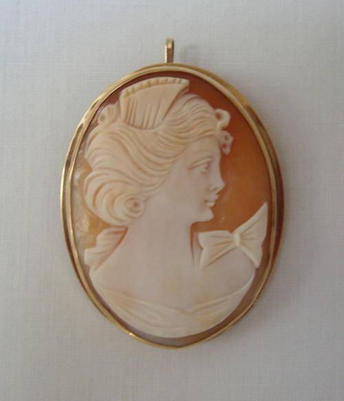 VINTAGE SHELL CAMEO BROOCH / PENDANT SET IN 9ct GOLD c1934-44