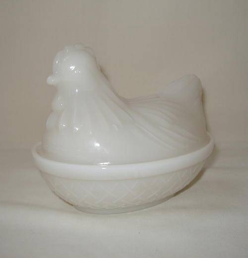 VINTAGE MILK GLASS CHICKEN TRINKET BOX