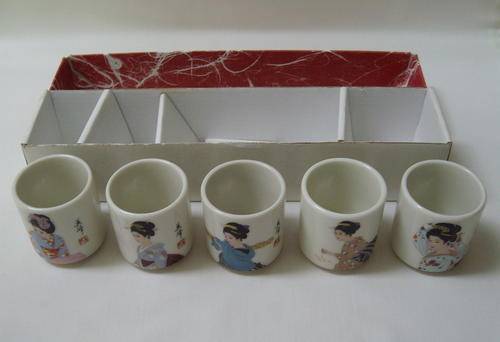 SET OF FIVE VINTAGE JAPANESE 'GEISHA' SAKE CUPS