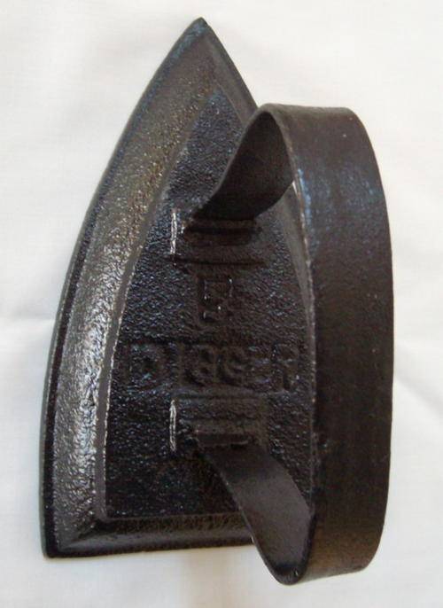 ANTIQUE STYLE CAST IRON CLOTHES IRON