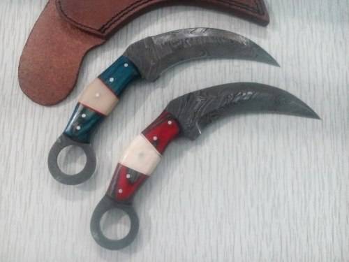 A pair of 2 karambit knives, Damascus Steel, Leather Sheaths