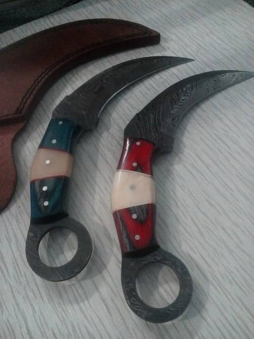 A pair of 2 karambit knives, Damascus Steel, Leather Sheaths
