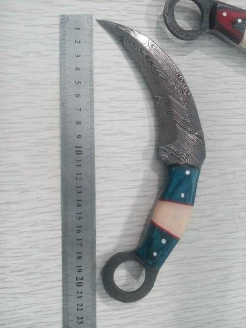 A pair of 2 karambit knives, Damascus Steel, Leather Sheaths