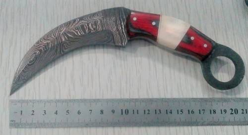 A pair of 2 karambit knives, Damascus Steel, Leather Sheaths