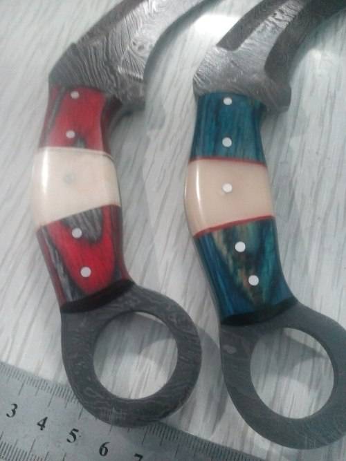 A pair of 2 karambit knives, Damascus Steel, Leather Sheaths