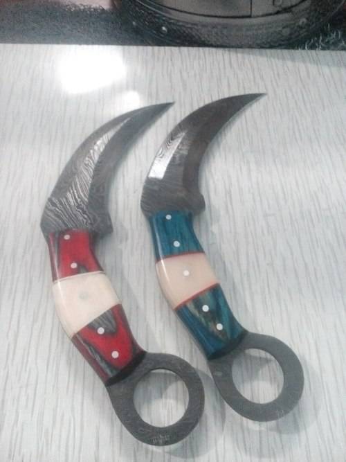 A pair of 2 karambit knives, Damascus Steel, Leather Sheaths