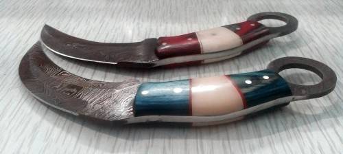 A pair of 2 karambit knives, Damascus Steel, Leather Sheaths
