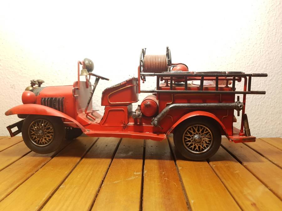 RARE VINTAGE COLLECTABLE STAMP METAL FIRE BRIGADE TRUCK SCALE MODEL.
