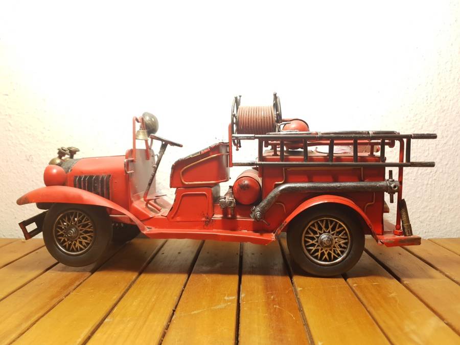 RARE VINTAGE COLLECTABLE STAMP METAL FIRE BRIGADE TRUCK SCALE MODEL.