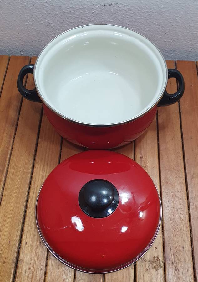 AUTHENTIC VINTAGE ENAMEL DIE CAST FLAMMFEST DUTCH OVEN IN RED COLOR.