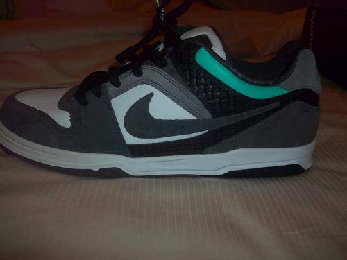 BRAND NEW PAIR OF NIKE SHOES SIZE 11UK
