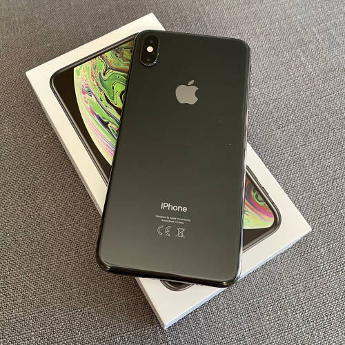 Apple iPhone Xs Max / Space Gray / 256GB + UAG Cover