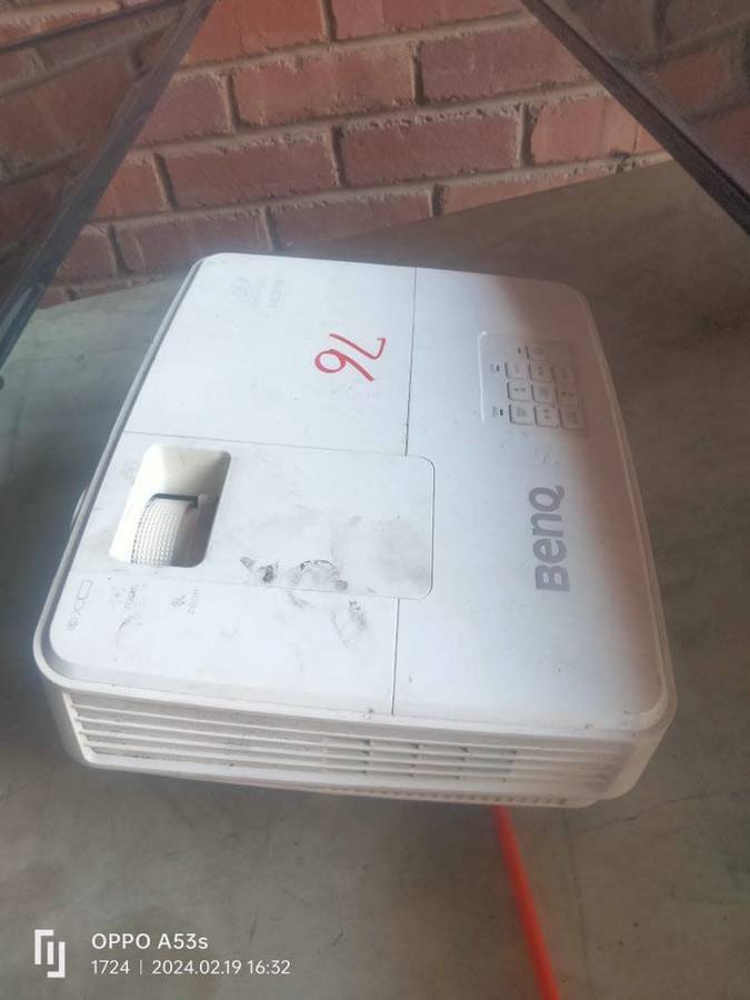 Business Class BenQ MX525 DLP PROJECTOR with 1700 hours of lamp life. Unbeatable picture quality