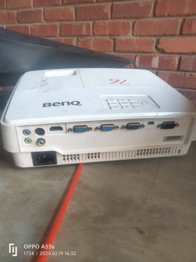 Business Class BenQ MX525 DLP PROJECTOR with 1700 hours of lamp life. Unbeatable picture quality