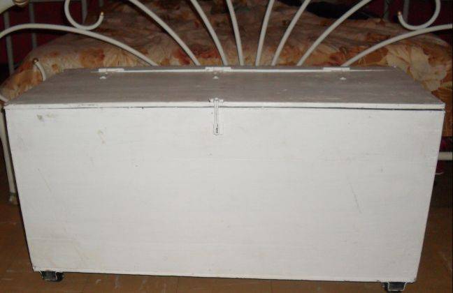 WOODEN LINEN KIST