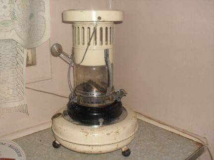 VINTAGE ENAMEL (?) PARRIFIN LAMP