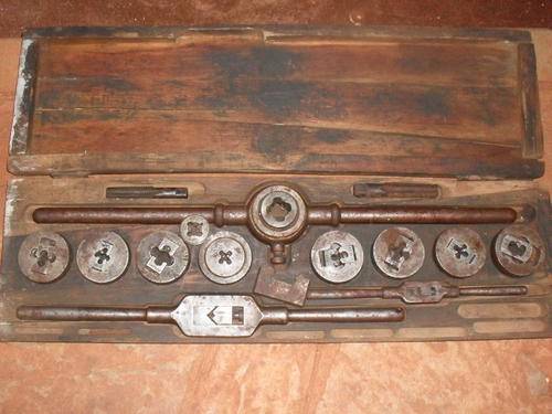 VINTAGE HEAVY DUTY TAP & DIE SET IN ORIGINAL WOODEN BOX