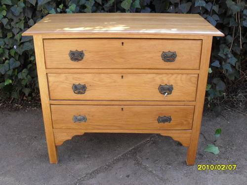 VINTAGE OAK CHEST OF DRAWERS / LOWBOY EXCELLENT CONDITION