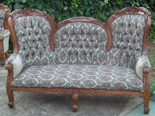 STUNNING QUEEN ANNE STYLE COUCH
