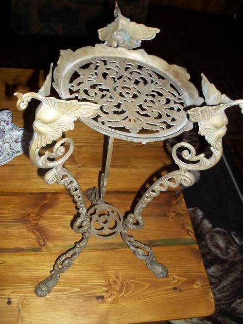 VINTAGE SOLID BRASS PLANT STAND WITH LOVELY DETAIL