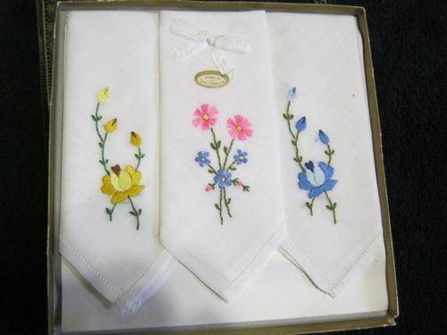 Vintage Embroidered Swiss Handkerchiefs in Box (Collectable)