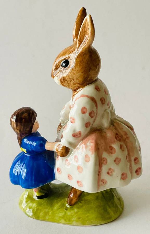Royal Doulton - Dollie Bunnykins - Playtime D88