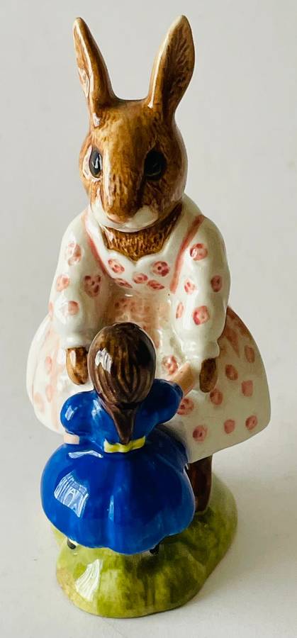 Royal Doulton - Dollie Bunnykins - Playtime D88