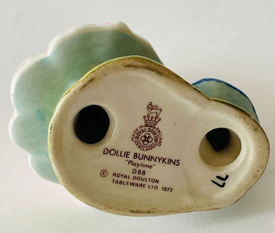 Royal Doulton - Dollie Bunnykins - Playtime D88