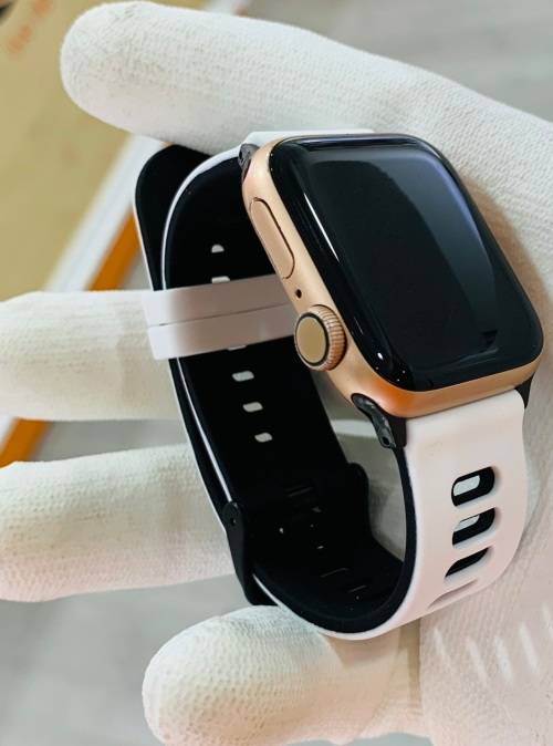 Apple Watch SE - GOOD AS NEW