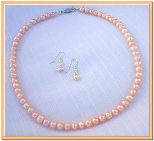 Classic peach freshwater pearl necklace, free earrings!
