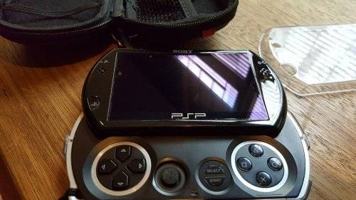 PSP GO + 70 Games + 7 Movies