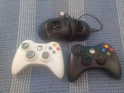 Original XBOX 360 Controllers + Dual Charging Dock