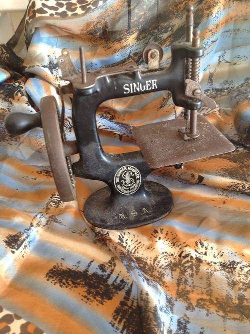 Attic find! Singer miniature sewing machine!Free postage!