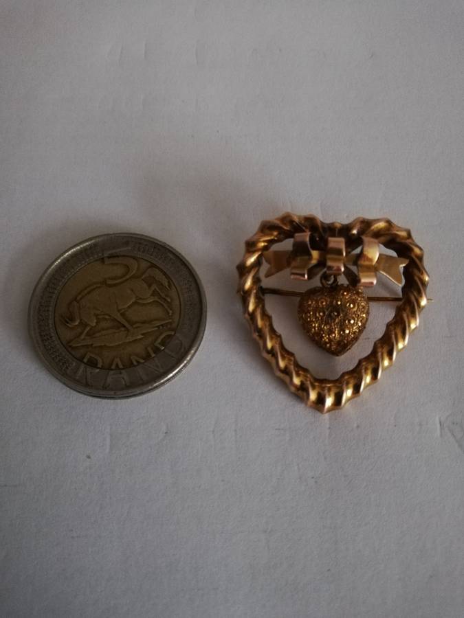 ** SOLID 9CT GOLD ** HEART BROOCH ** HALLMARKED ** 3.09 GRAMS OF GOLD ** CRAZY R1 START !!!!