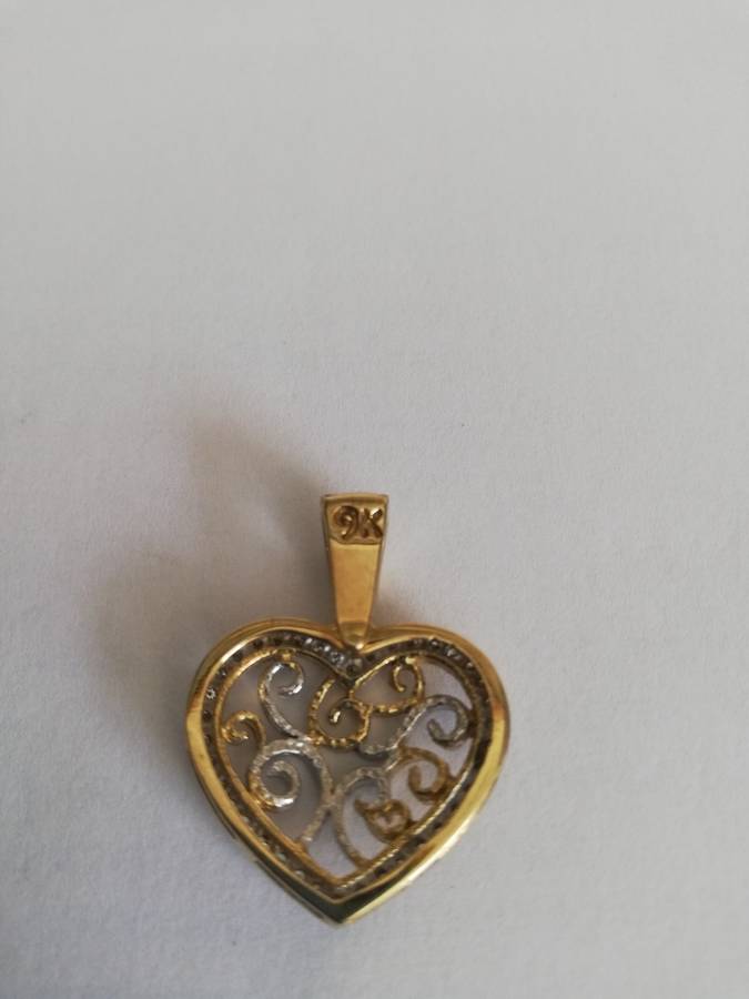 ** SOLID 9CT GOLD ** APPROX 38 DIAMOND HEART PENDANT ** 5.74 GRAMS ** A MUST VIEW ** CRAZY R1 START!