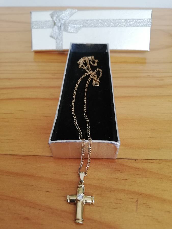 * SOLID 9CT GOLD * FLAT LINK CHAIN + CROSS * LIKE NEW * TOTAL WEIGHT 4.60 GRAMS * CRAZY R1 START !!!