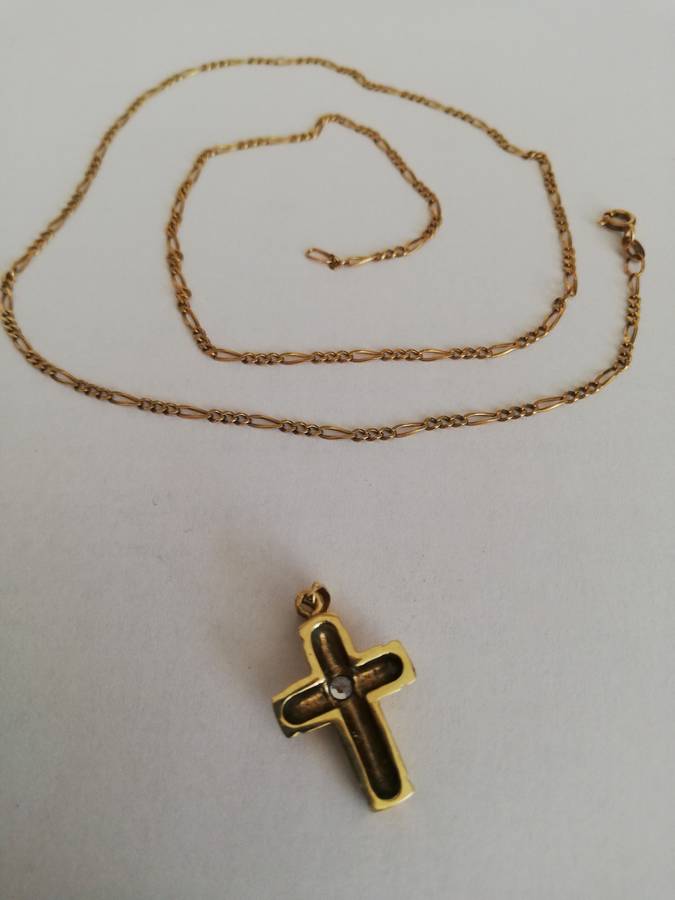 * SOLID 9CT GOLD * FLAT LINK CHAIN + CROSS * LIKE NEW * TOTAL WEIGHT 4.60 GRAMS * CRAZY R1 START !!!