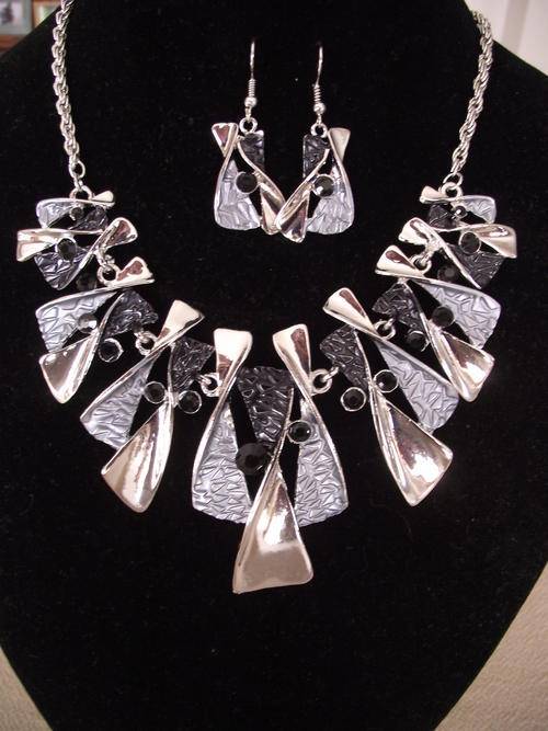 ***LAST ONE*** STUNNING SILVER BLACK FAUX ONYX NECKLACE & DANGLE EARRINGS